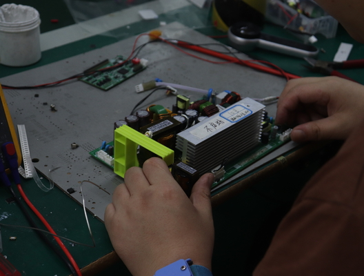 Батарея лития LiFePO4 600W беспроводных портативных солнечных банков на открытом воздухе располагаясь лагерем